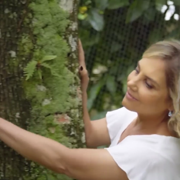 Heloisa Périssé tem contato direto com plantas e árvores em sua mansão