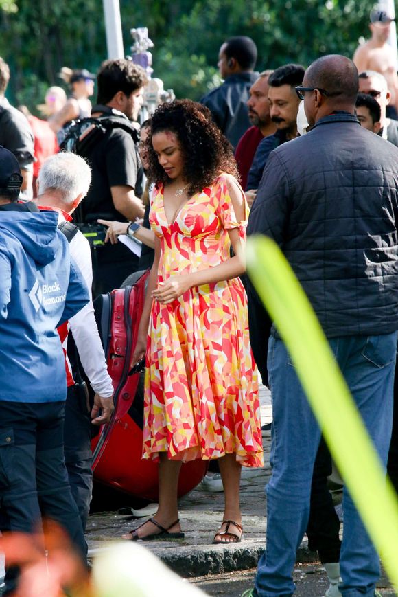 Acidente de carro na novela 'Por Você', da Globo, faz Bela (Sheron Menezzes) ouvir crucial apelo da amiga de infância Juli (Lucy Ramos)