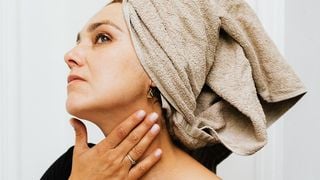 O pescoço envelhece duas vezes mais rápido que o rosto: aqui estão 5 produtos para ajudar você a recuperar o atraso