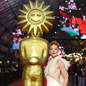 O look de Marina Ruy Barbosa para o Festival de Gramado combinou gola alta, tule plissado, recortes laterais e uma cauda fluida com franjas