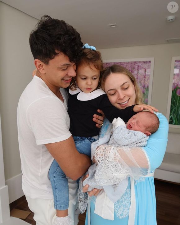 Júlio Cocielo e Tata Estaniecki em foto de família logo após o nascimento do filho caçula