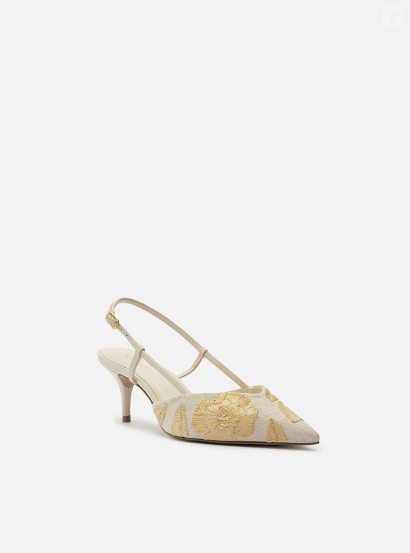 Arezzo evoca a elegância clássica eternizada pela esposa de John F. Kennedy, unindo a delicadeza de um tradicional sapatos de noiva a uma proposta moderna e funcional para o cotidiano