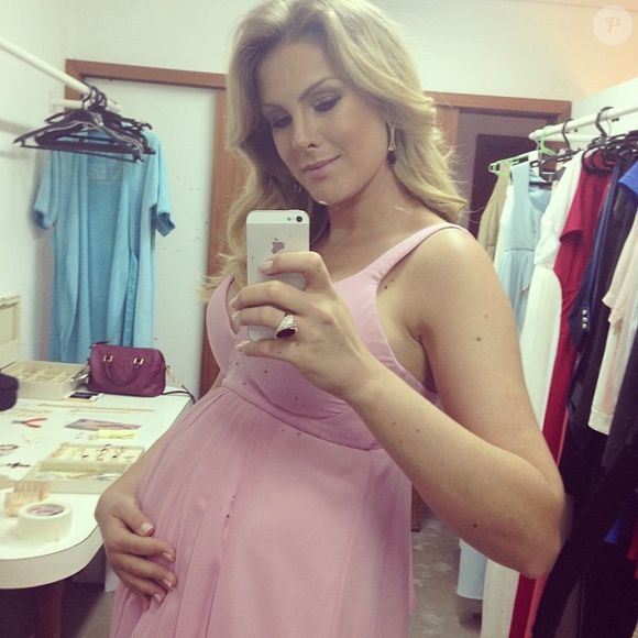 2013 - Ana Hickmann fotografa a sua primeira campanha como mamãe para uma marca de acessórios em 15 de novembro de 2013