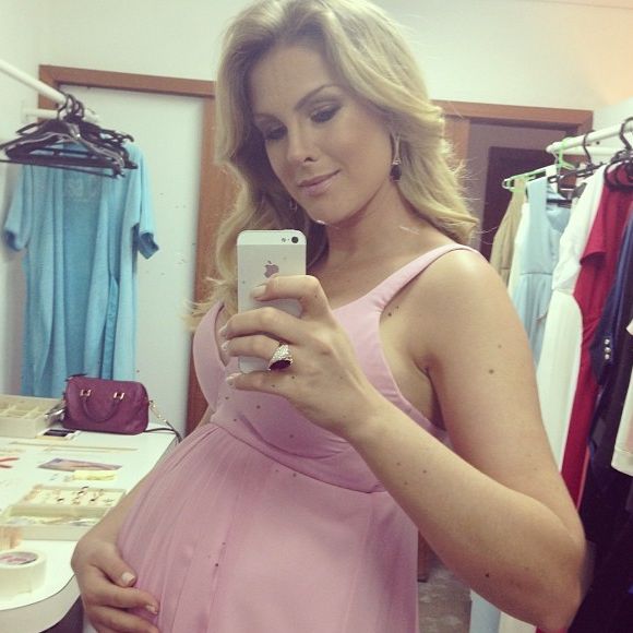 2013 - Ana Hickmann fotografa a sua primeira campanha como mamãe para uma marca de acessórios em 15 de novembro de 2013