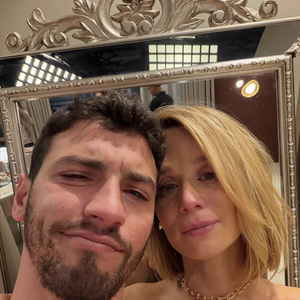 Dora e André foram flagrados na cama