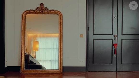 Diretora da novela 'Quem Ama Cuida', da Globo, Amora Mautner tem cobertura com portas pintadas de preto para dar sensação de ambiente mais amplo