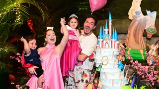 Bolo torto de 10 andares e Lua vestida de Cinderela: Viih Tube e Eliezer comemoram 3 anos da filha com festa super luxuosa em São Paulo. 20 fotos dos looks e decoração!