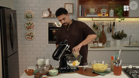 Com o cuscuz esfriando, bata a primeira parte de ingredientes na batedeira