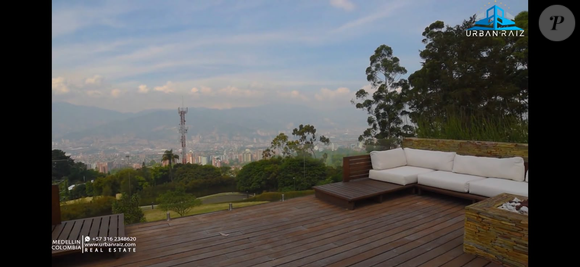A mansão que pertenceu ao capitão da seleção colombiana combina arquitetura contemporânea, tecnologia e amplas áreas de convivência