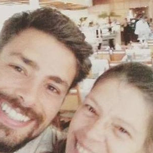 Cauã Reymond contou que sofreu preconceito durante a infância e a adolescência pelo fato de sua mãe viver com HIV.