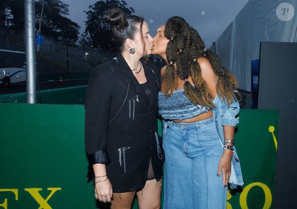 E teve representatividade sim! Ex-BBB Jessi deu um beijão em sua namorada no The Town 2025