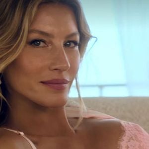Gisele Bündchen surgiu só de lingerie em vídeos de abertura e encerramento do evento