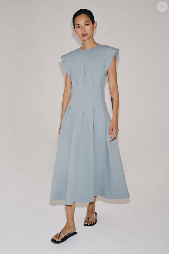 Vestido midi da Zara prova que a combinação entre alfaiataria leve e tênis continua em alta