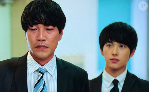 Outro grande conhecido do público é o ator Choi Gwi-hwa, que esteve em 'Round 6'. À esquerda na foto, ele está em 'Misaeng', em 2014