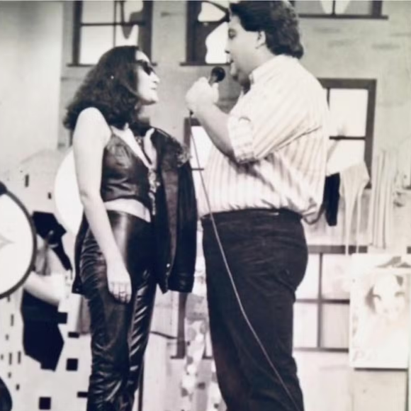 Formada em Jornalismo desde 1985, a comunicadora revelou que chegou a participar de desfiles no palco do icônico programa “Perdidos na Noite”, atração comandada por Fausto Silva