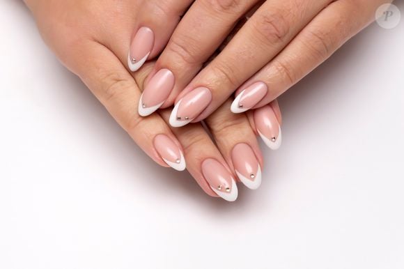 Escolher nail arts minimalistas dá tom sofisticado às unhas