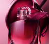 A Lancôme, marca francesa fundada em 1935, apresenta uma nova interpretação da coleção La Vie Est Belle com uma fragrância da família floral, frutada e amadeirada. O lançamento explora a intensidade suculenta da cereja negra em combinação com acordes amadeirados