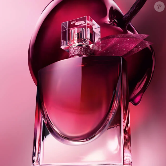 A Lancôme, marca francesa fundada em 1935, apresenta uma nova interpretação da coleção La Vie Est Belle com uma fragrância da família floral, frutada e amadeirada. O lançamento explora a intensidade suculenta da cereja negra em combinação com acordes amadeirados