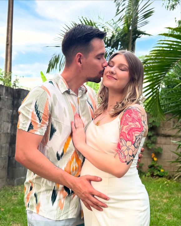 Com câncer, Isabel Veloso voltará a fazer uso de cilindro de oxigênio - na foto, influencer com o marido, Lucas Borba