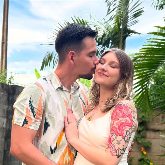 Com câncer, Isabel Veloso voltará a fazer uso de cilindro de oxigênio - na foto, influencer com o marido, Lucas Borba