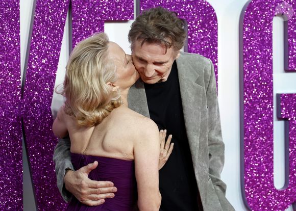 Pamela Anderson e Liam Neeson: atriz deu beijo no rosto do ator, no evento do filme de ação 'Corra que a Polícia Vem Aí'.