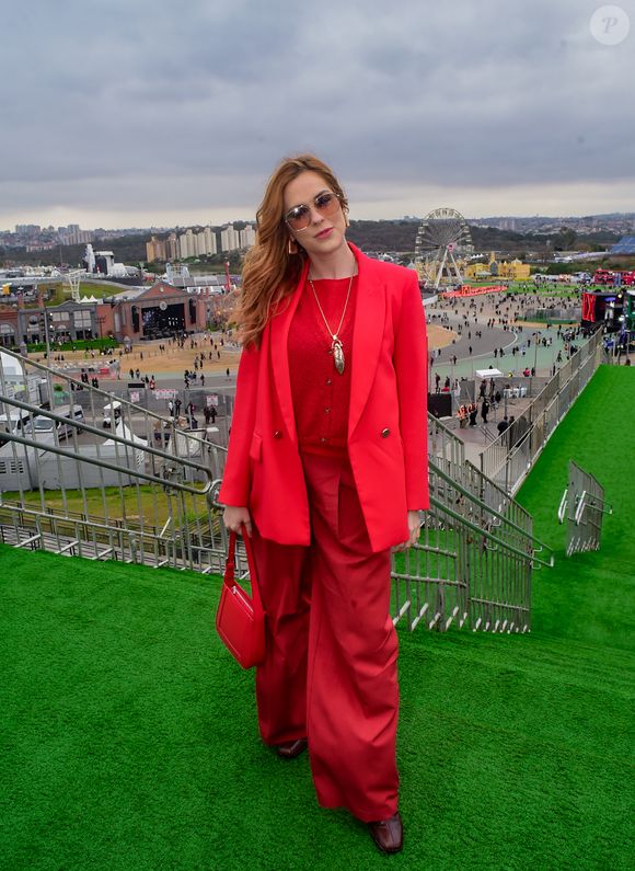 Dando orgulho para a Aldeíde (Karine Teles) de 'Vale Tudo', Sophia Abrão mirou com tudo no monocromático vermelho para o terceiro dia de The Town 2025; a bolsa complementou a vestimenta icônica