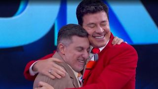 Rodrigo Faro domina palco do 'Domingão' com hit do grupo Dominó e web dispara: 'Muita coragem do Luciano Huck...' Vídeo!