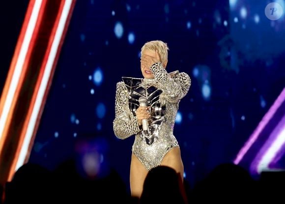 Durante a apresentação, marcada por grandes sucessos, Xuxa se emocionou e não conteve as lágrimas
