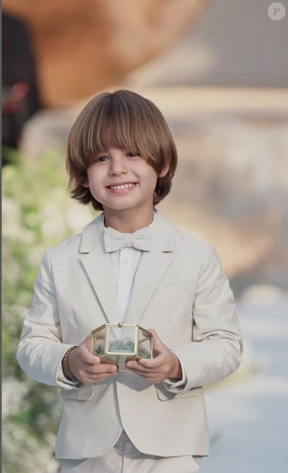 Isis Valverde voltou a se emocionar ao ver o filho, Rael, entrando com as alianças