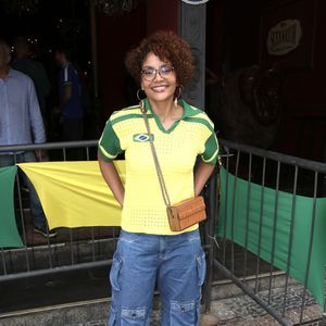 Brasil x Noruega na Copa 2026: Bárbara Reis combinou calça jeans com blusa verde e amarela durante festa em 5 de julho de 2026