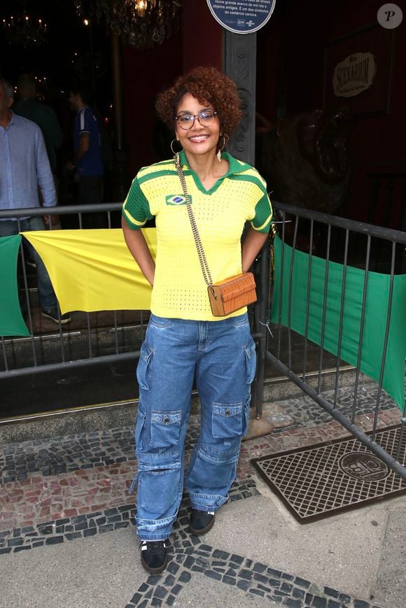 Brasil x Noruega na Copa 2026: Bárbara Reis combinou calça jeans com blusa verde e amarela durante festa em 5 de julho de 2026