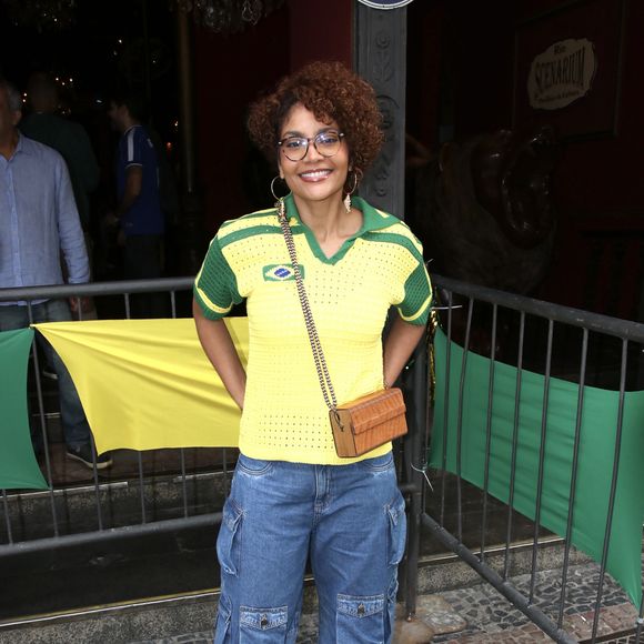 Brasil x Noruega na Copa 2026: Bárbara Reis combinou calça jeans com blusa verde e amarela durante festa em 5 de julho de 2026