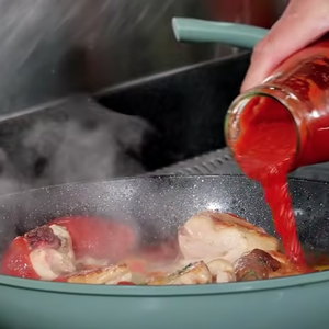 Por fim, os tomates pelados e a passata ajudam a dar ainda mais sabor ao prato, fazendo um tradicional ensopado