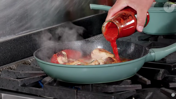 Por fim, os tomates pelados e a passata ajudam a dar ainda mais sabor ao prato, fazendo um tradicional ensopado
