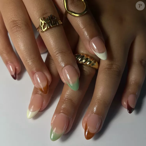 Por que escolher uma cor só quando você pode ter todas? Combine uma francesinha verde-sálvia com outras tonalidades para uma manicure contrastante e incrivelmente elegante