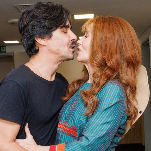 Danielle Winits trocou beijos com o marido, André Gonçalves, em pré-estreia de 'Meninas Malvadas - O Musical' em 13 de março de 2025