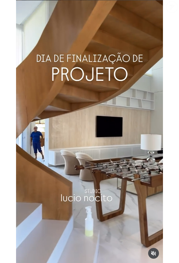 A escada curvilínea, um dos destaques da mansão de Paquetá, funciona como peça decorativa central no projeto arquitetônico