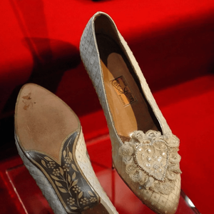 Sapato da princesa trazia as iniciais “C” e “D” e 132 pérolas bordadas à mão