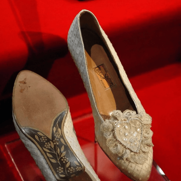 Sapato da princesa trazia as iniciais “C” e “D” e 132 pérolas bordadas à mão