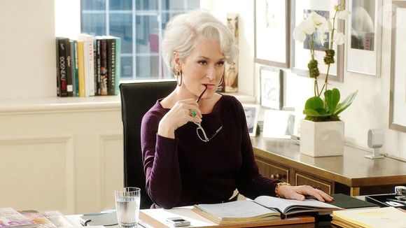 Meryl Streep como Miranda Priestly em ‘O Diabo Veste Prada’: o humor ácido da personagem teria sido inspirado na toda poderosa da Vogue
