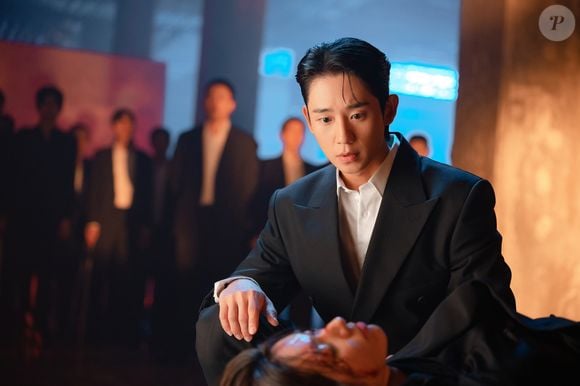 Apesar da alegação, ele esconde um segredo e sabe do passado de Go Eun-sae, mas tenta protegê-la de novos ataques