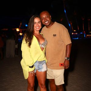 Carol Peixinho apostou em camiseta social amarela com biquíni e short no esquenta para o Réveillon 2025