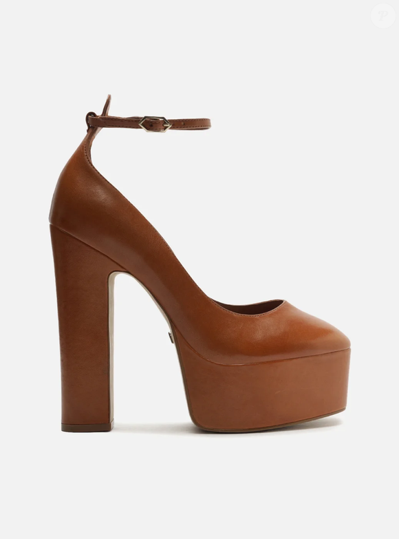 Salto alto, plataforma marcante e visual poderoso: a sandália da Arezzo é puro impacto fashion