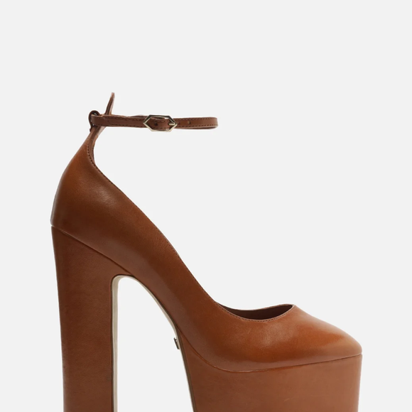 Salto alto, plataforma marcante e visual poderoso: a sandália da Arezzo é puro impacto fashion