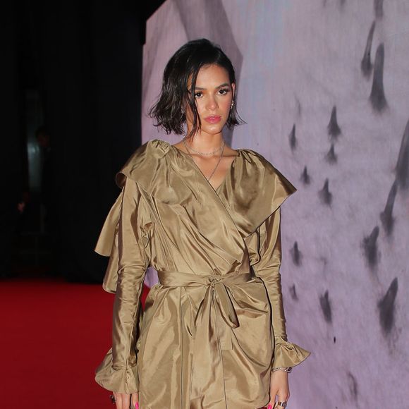 Bruna Marquezine também gosta de ousar em looks: neste, aliou uma versão com brilho de bota a vestido bege