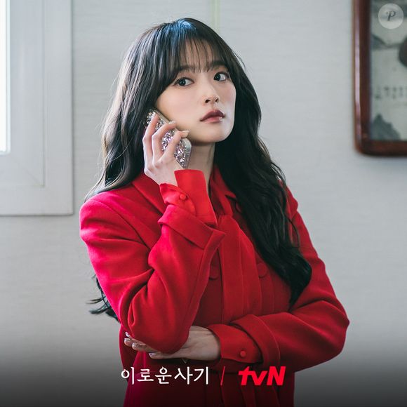 Protagonista do dorama, Chun Woo-hee vive Ro-eum, a jovem que é presa injustamente pelo assassinato dos pais. Na vida real, a atriz tem 38 anos