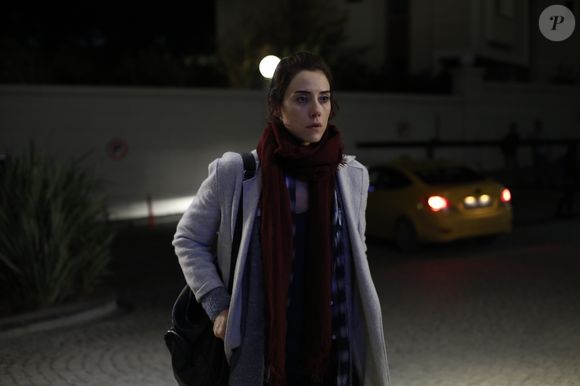 Zeynep se desespera ao chegar a uma conclusão envolvendo o incêndio em sua casa, a morte do pai, e a prisão da mãe no capítulo da novela 'Mãe' de segunda-feira 16 de fevereiro de 2026