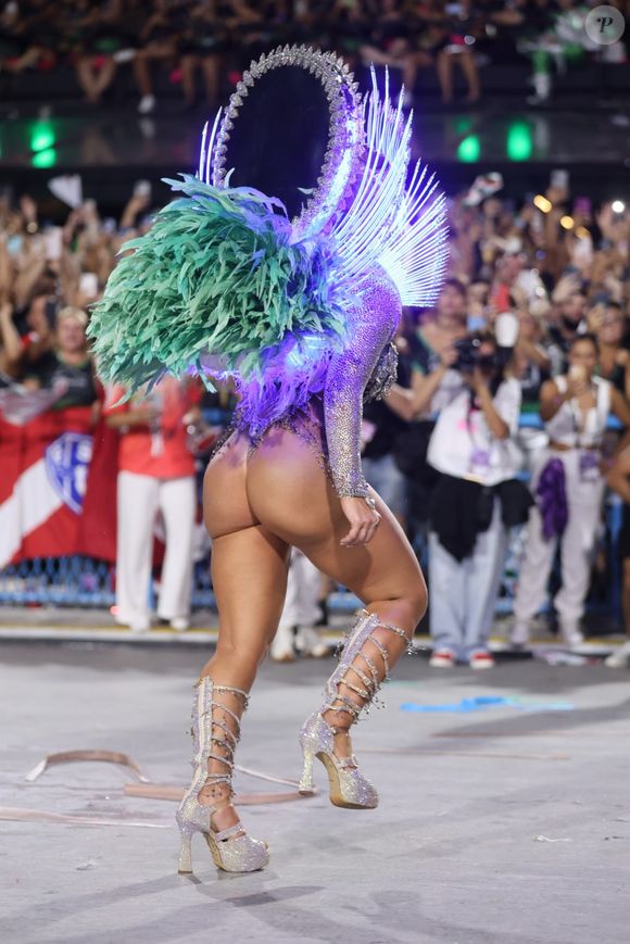 Bumbum de Paolla Oliveira se destacou em fotos do desfile da Rainha de bateria da Grande Rio