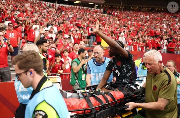 Ismaël Koné recebeu atendimento médico por vários minutos após sofrer uma fratura durante partida da Copa do Mundo