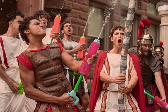 Inspirada em clássicos como "American Pie", a produção se destaca por um olhar contemporâneo e inclusivo